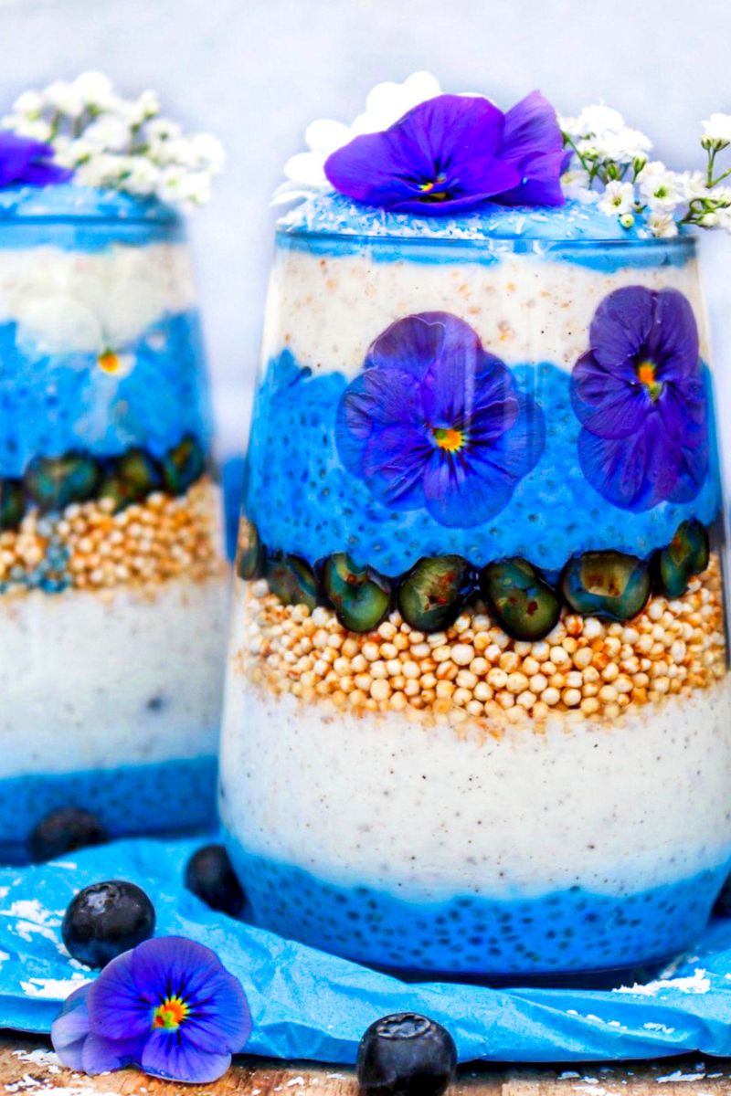 Gezonde yoghurt bowl met blauwe spirulina